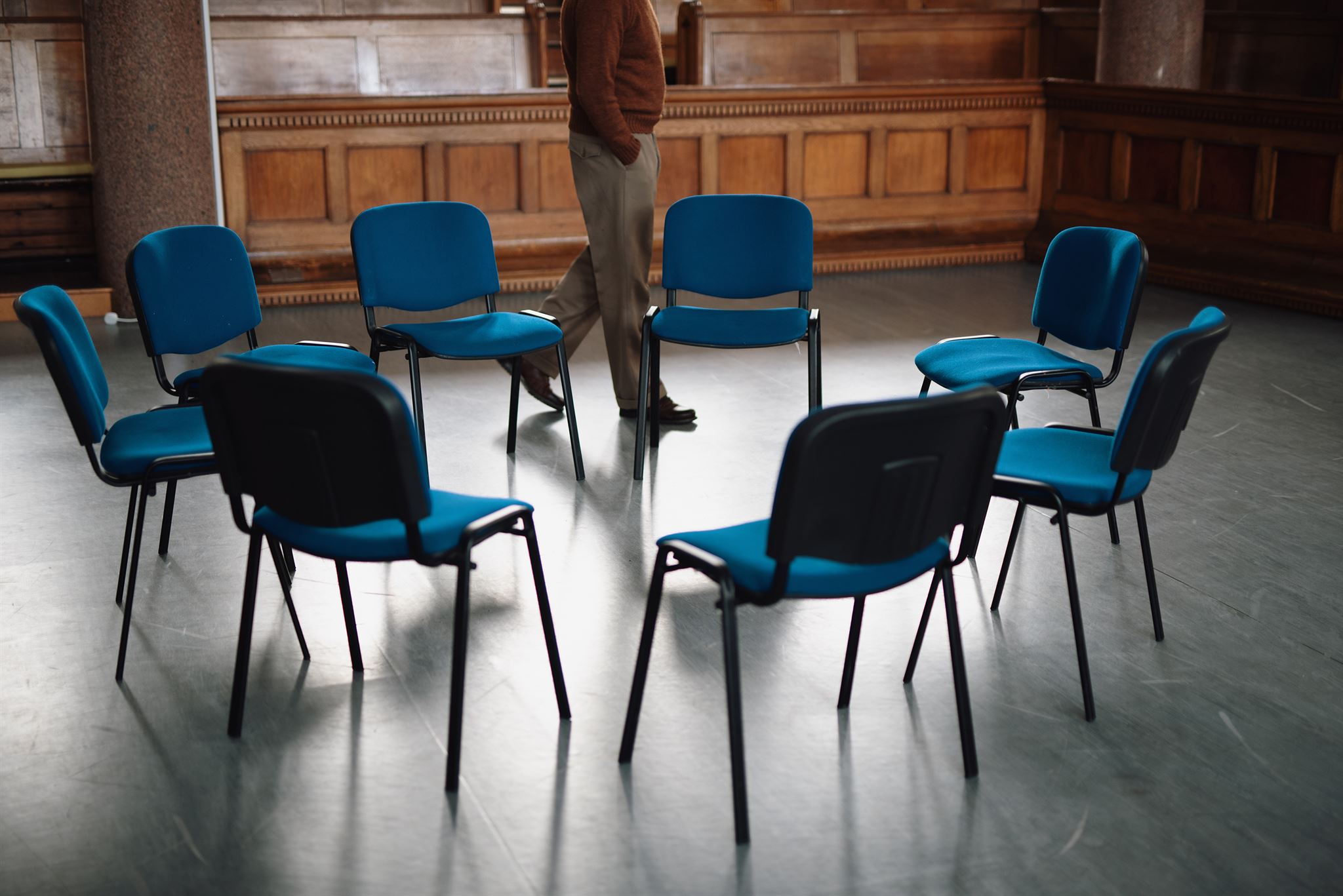 Chairs-in-group-therapy